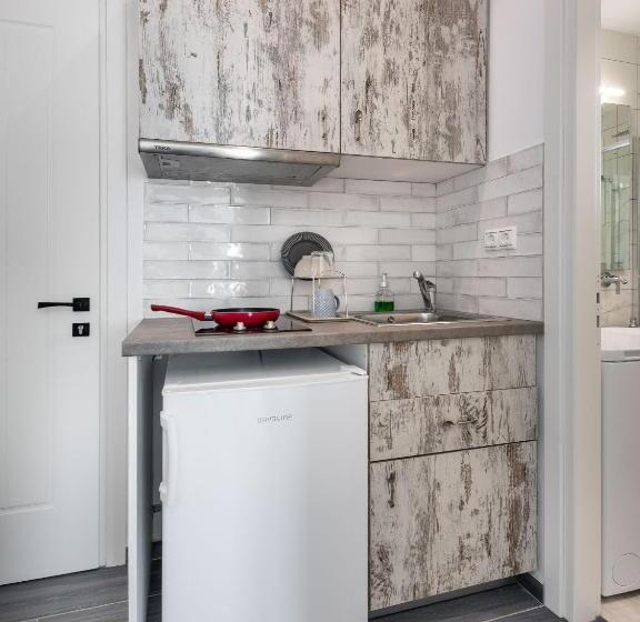 スーペリアスタジオ, Mandilaras Village