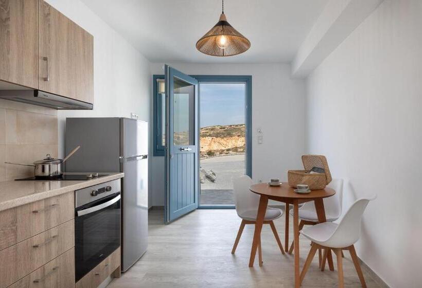 컴포트 스튜디오, Mandilaras Village