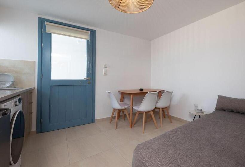 标准工作室, Mandilaras Village