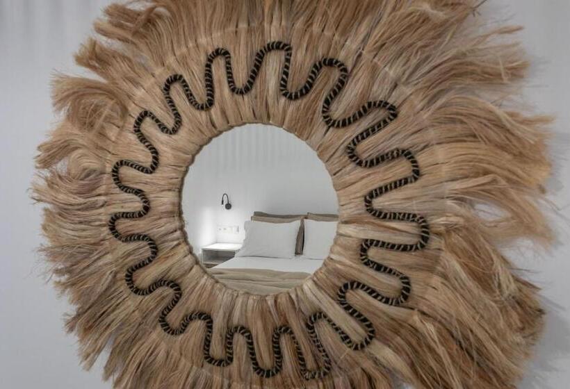 スタンダードスタジオ, Mandilaras Village