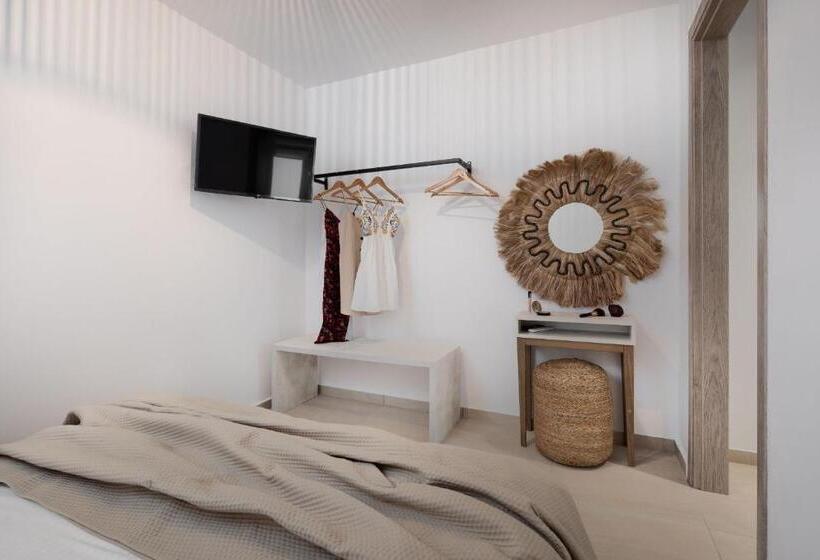 스탠다드 스튜디오, Mandilaras Village