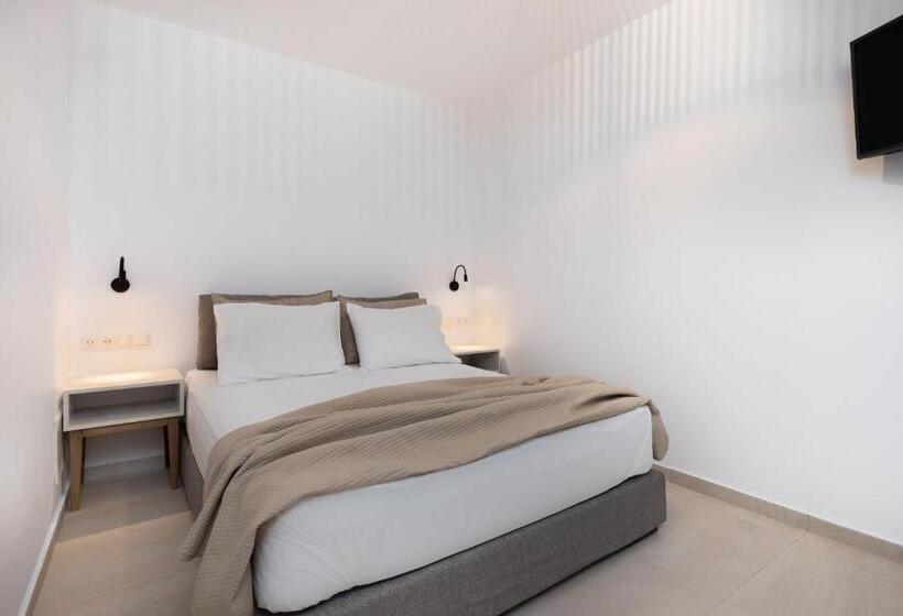 스탠다드 스튜디오, Mandilaras Village