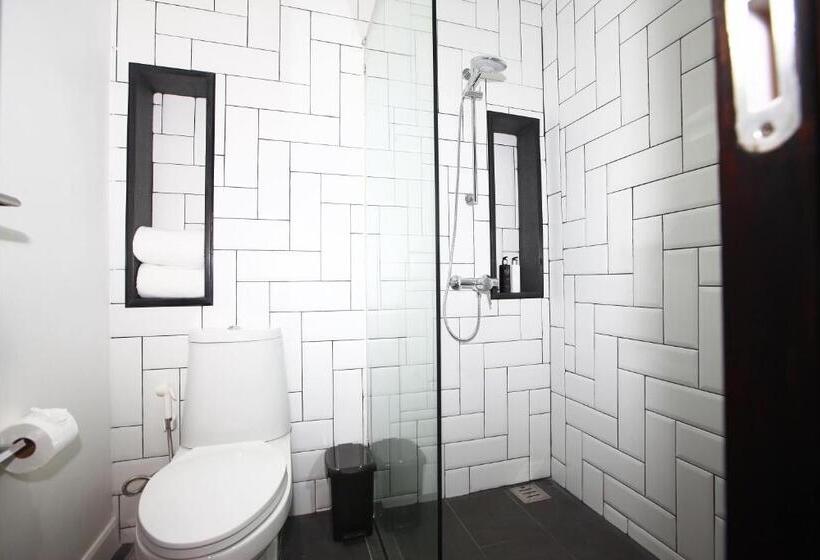 חדר דלוקס עם מרפסת, Blu Monkey Hub And Hotel Phuket Town  Free All Day Coworking Space