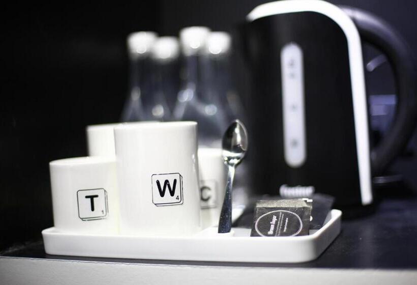 חדר דלוקס עם מרפסת, Blu Monkey Hub And Hotel Phuket Town  Free All Day Coworking Space