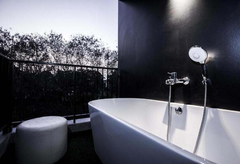 발코니 디럭스 룸, Blu Monkey Hub And Hotel Phuket Town  Free All Day Coworking Space