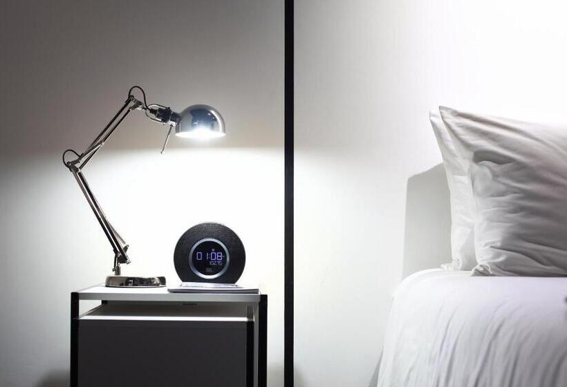 חדר דלוקס עם מרפסת, Blu Monkey Hub And Hotel Phuket Town  Free All Day Coworking Space