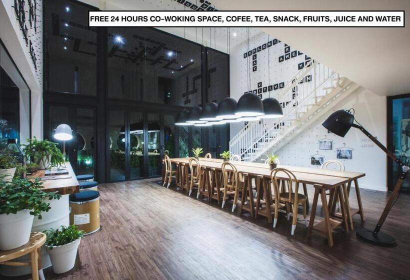 חדר דלוקס עם מרפסת, Blu Monkey Hub And Hotel Phuket Town  Free All Day Coworking Space