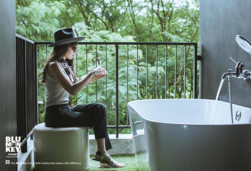 חדר דלוקס עם מרפסת, Blu Monkey Hub And Hotel Phuket Town  Free All Day Coworking Space