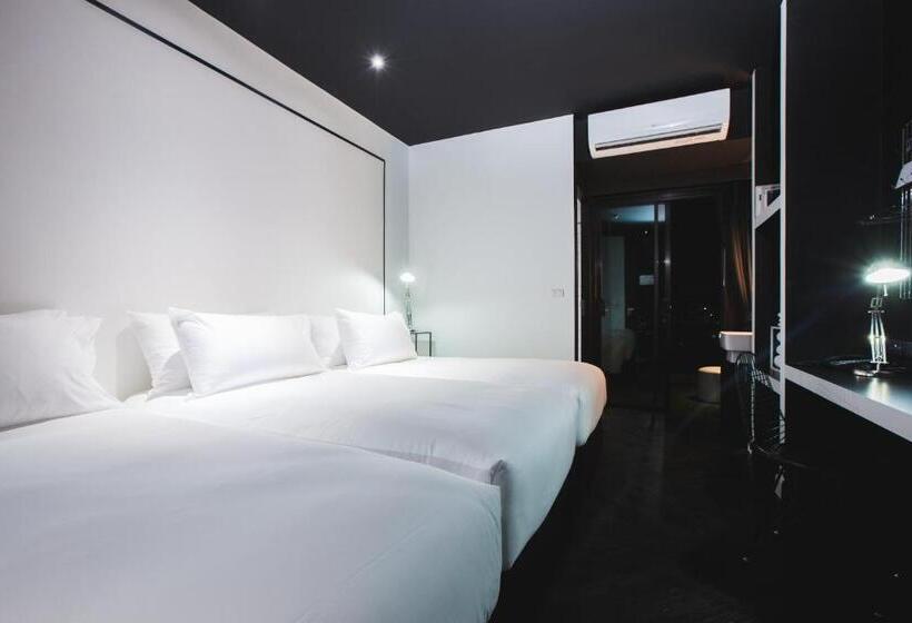 חדר דלוקס לשלושה, Blu Monkey Hub And Hotel Phuket Town  Free All Day Coworking Space