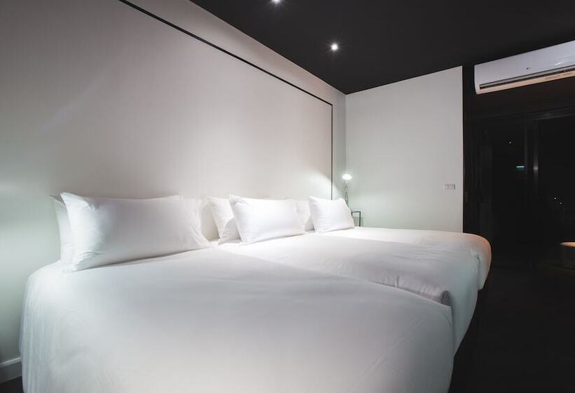 디럭스 트리플 룸, Blu Monkey Hub And Hotel Phuket Town  Free All Day Coworking Space