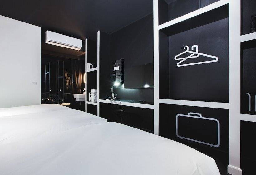 חדר דלוקס לשלושה, Blu Monkey Hub And Hotel Phuket Town  Free All Day Coworking Space