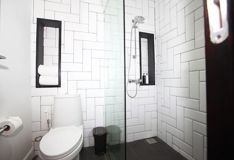 חדר דלוקס, Blu Monkey Hub And Hotel Phuket Town  Free All Day Coworking Space