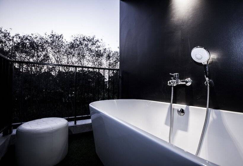 חדר דלוקס, Blu Monkey Hub And Hotel Phuket Town  Free All Day Coworking Space