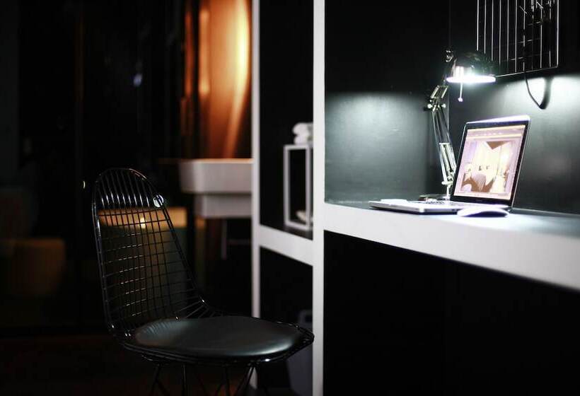 디럭스 트리플 룸, Blu Monkey Hub And Hotel Phuket Town  Free All Day Coworking Space