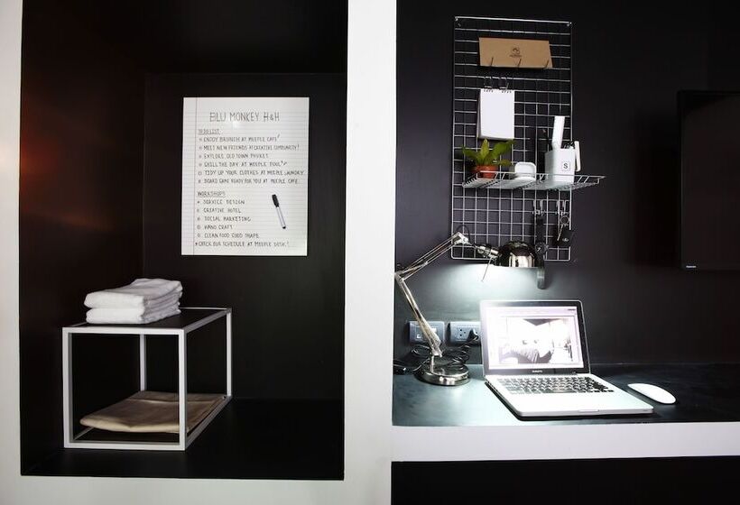 חדר דלוקס לשלושה, Blu Monkey Hub And Hotel Phuket Town  Free All Day Coworking Space