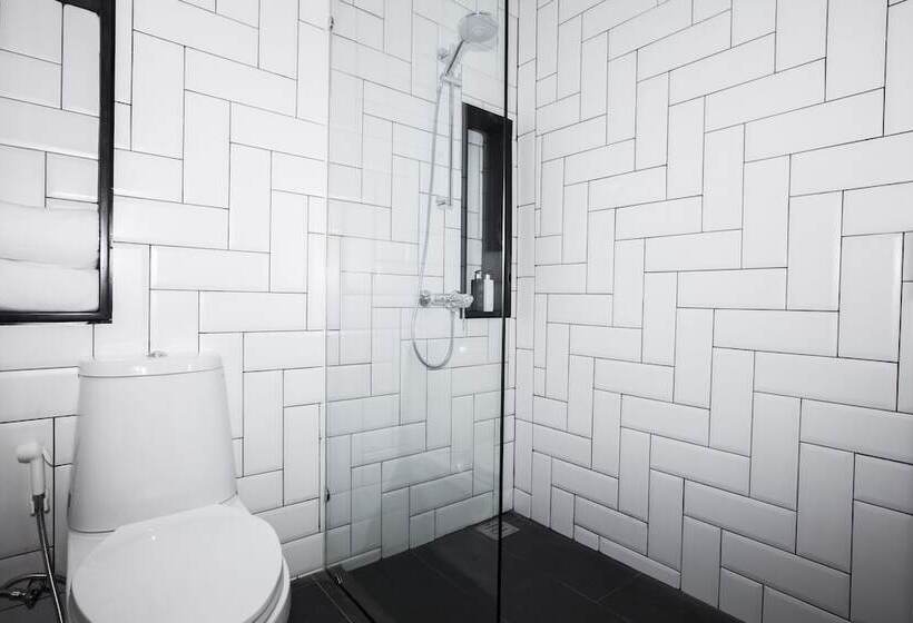 חדר דלוקס לשלושה, Blu Monkey Hub And Hotel Phuket Town  Free All Day Coworking Space