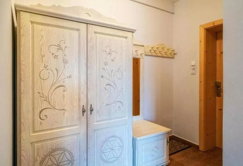 سوییت اجرایی, Butorowy Dwór
