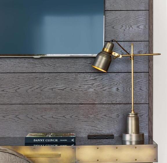 اتاق سوپریور, Van Zandt