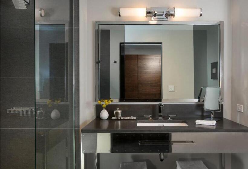 اتاق سوپریور, Van Zandt