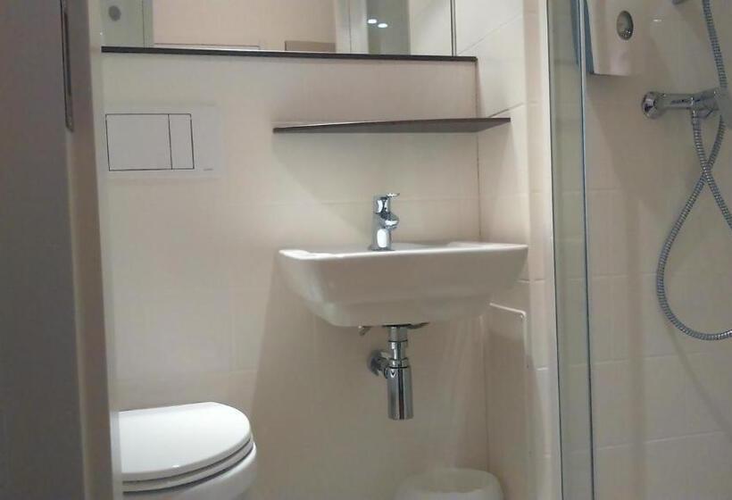 غرفة قياسية رباعية, Kyriad Direct Arras Saint Laurent Blangy Parc Expo