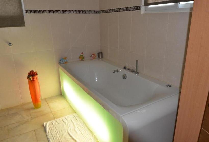 سوییت سوپریور با چشم‌انداز دریا, Ocean Villa Heights