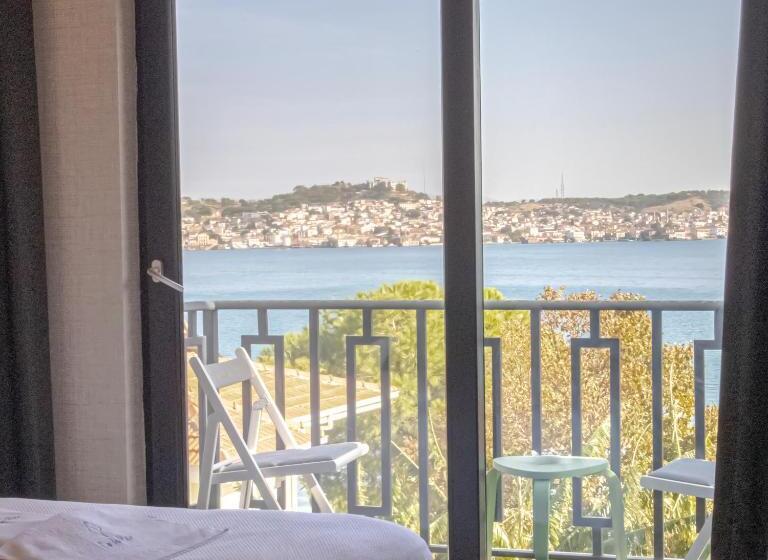 اتاق لوکس با بالکن و چشمانداز دریا, Cunda Pi̇er Otel
