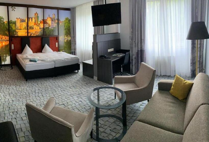 标准工作室, Sl Otel Im Parforcehaus