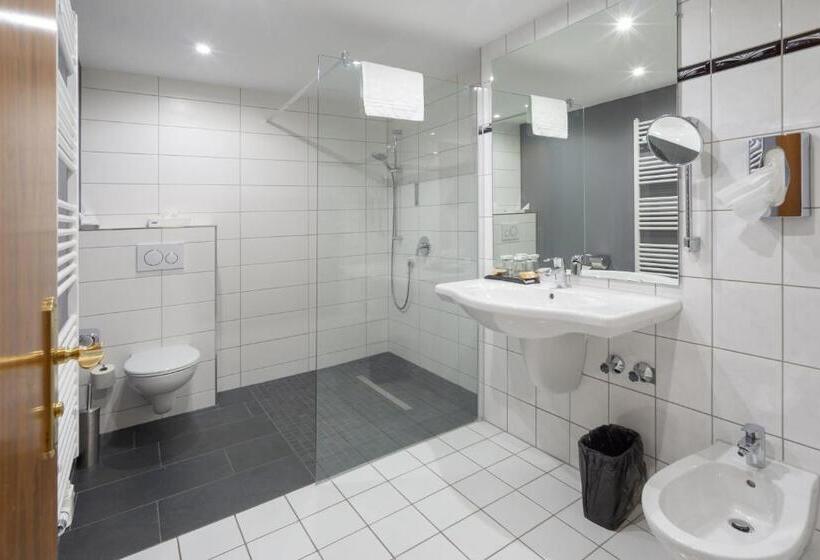 家庭间, Sl Otel Im Parforcehaus