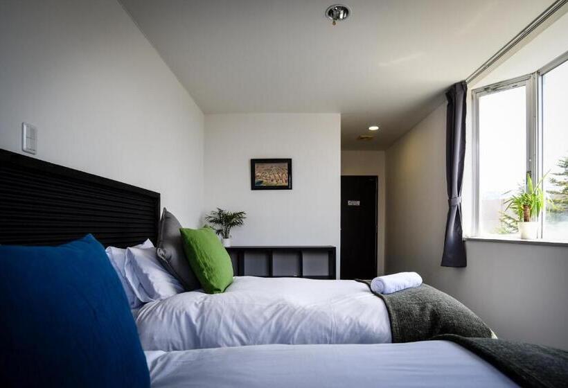 غرفة قياسية مطلة على الجبل, The Phat Packers