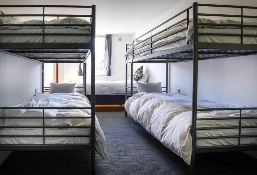 Vuode Makuusalissa, The Phat Packers   Hostel