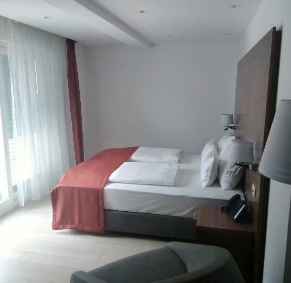 اتاق لوکس با بالکن و چشمانداز دریا, Aparthotel Miramare