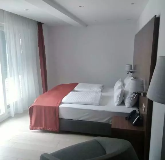 اتاق لوکس با بالکن و چشم‌انداز دریا, Aparthotel Miramare