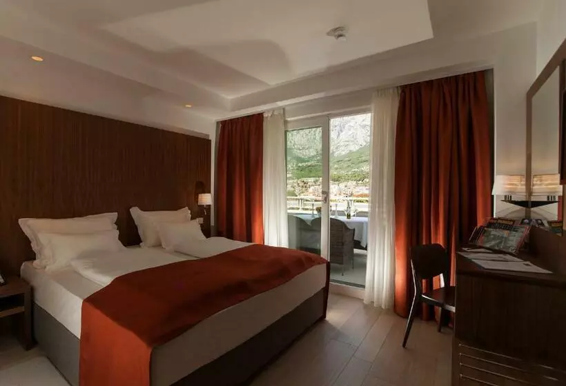 اتاق لوکس با بالکن و چشم‌انداز دریا, Aparthotel Miramare