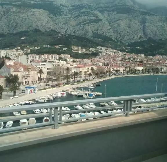 اتاق لوکس با بالکن و چشم‌انداز دریا, Aparthotel Miramare