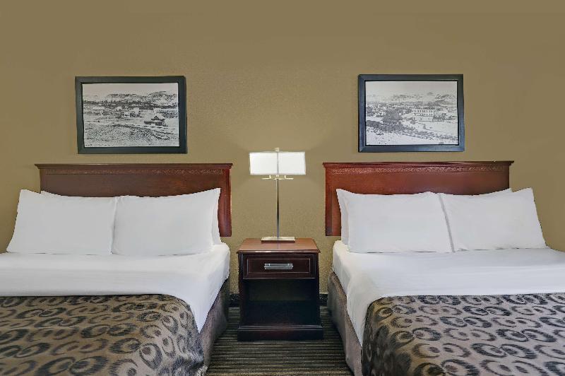 Четырехместный Номер Стандарт, Econo Lodge Inn & Suites