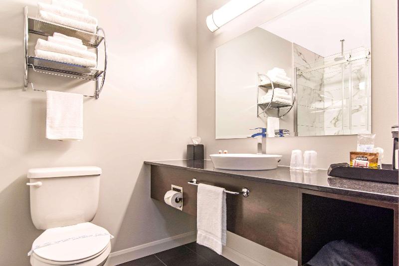 Четырехместный Номер Стандарт, Econo Lodge Inn & Suites
