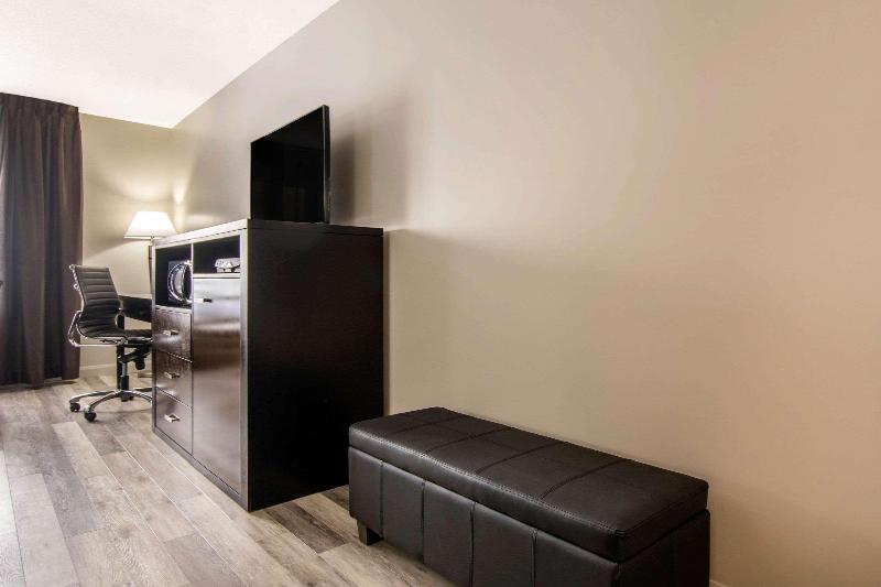 Четырехместный Номер Стандарт, Econo Lodge Inn & Suites