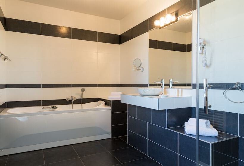 四人标准间, Le Logis Du Péré