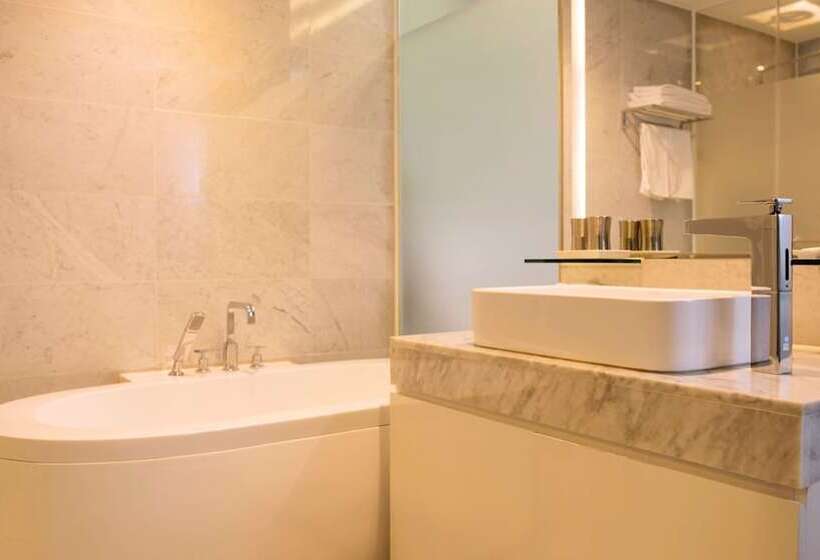 חדר דלוקס, Matthieu Yeosu