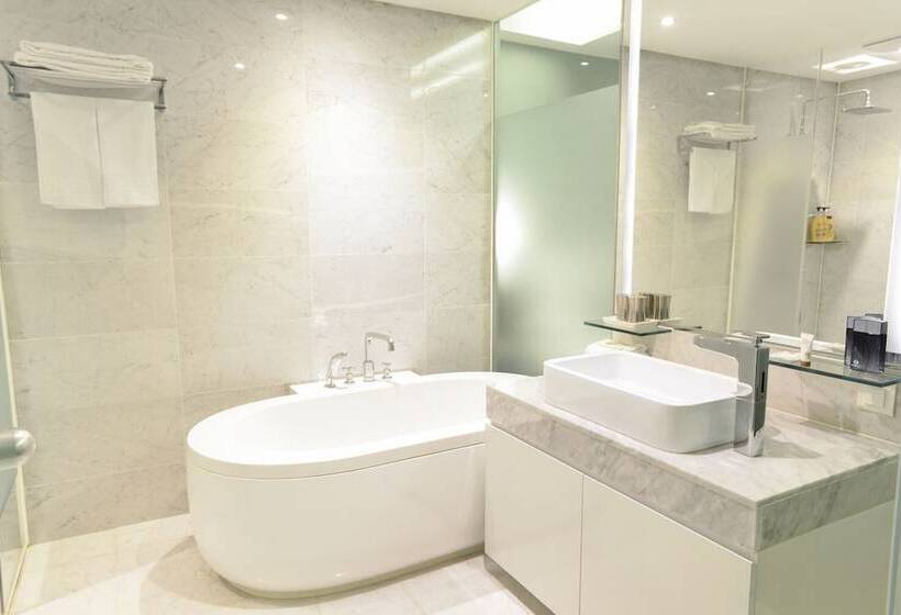 חדר דלוקס לשלושה, Matthieu Yeosu