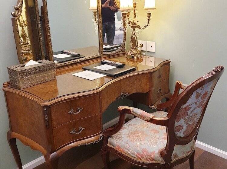 חדר דלוקס לשלושה, Matthieu Yeosu