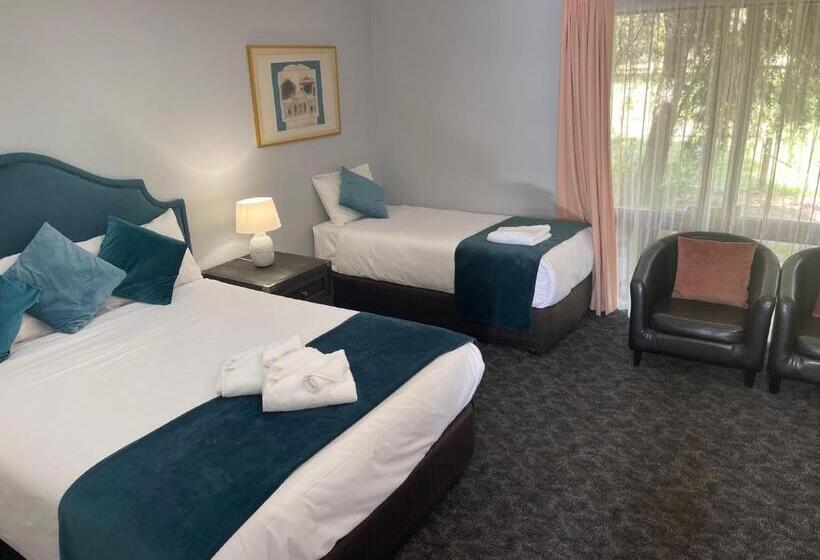 חדר משפחתי, Town & Country Motor Inn