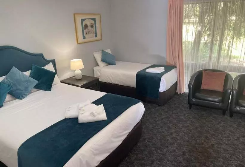 ファミリールーム, Town & Country Motor Inn