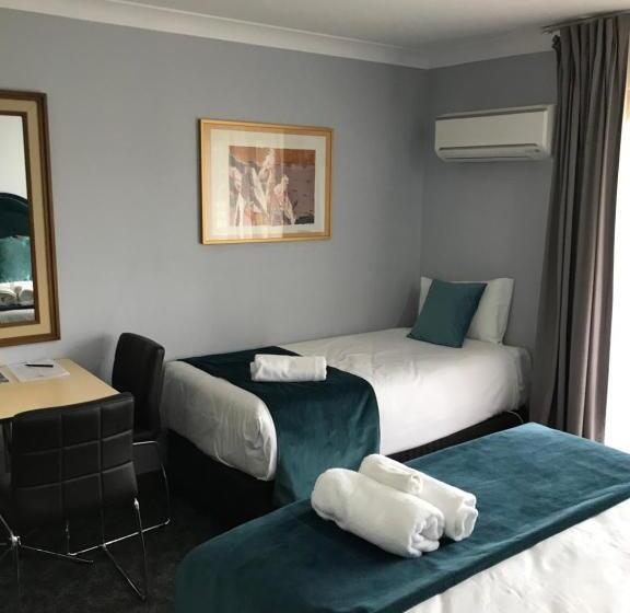 חדר משפחתי, Town & Country Motor Inn