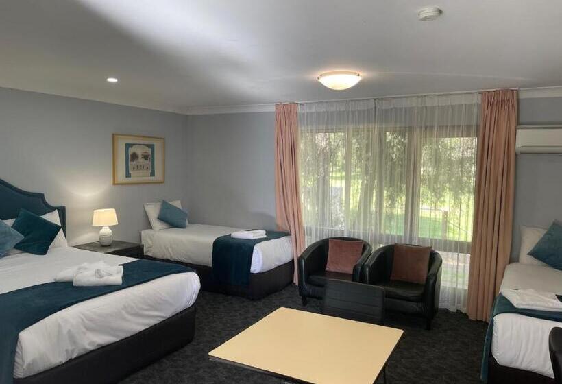 חדר משפחתי, Town & Country Motor Inn