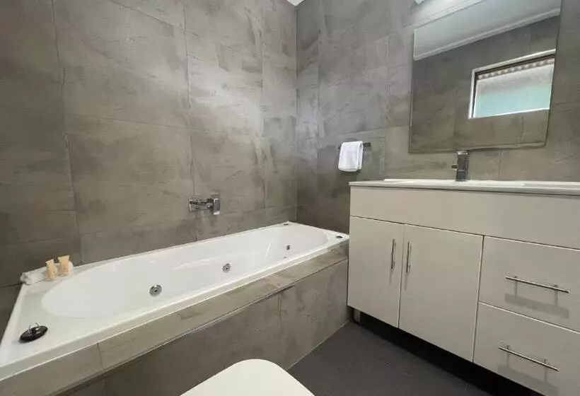 デラックスファミリールーム, Town & Country Motor Inn