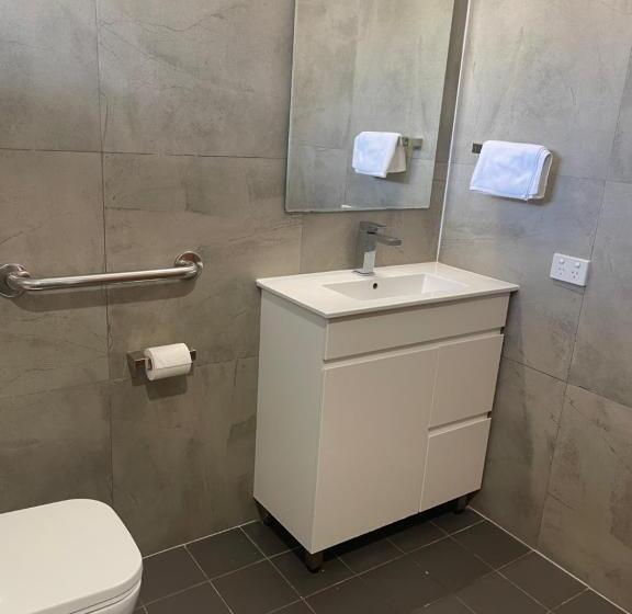 חדר סטנדרט מותאם לאדם עם מוגבלויות, Town & Country Motor Inn