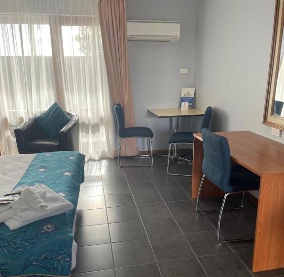 חדר סטנדרט מותאם לאדם עם מוגבלויות, Town & Country Motor Inn