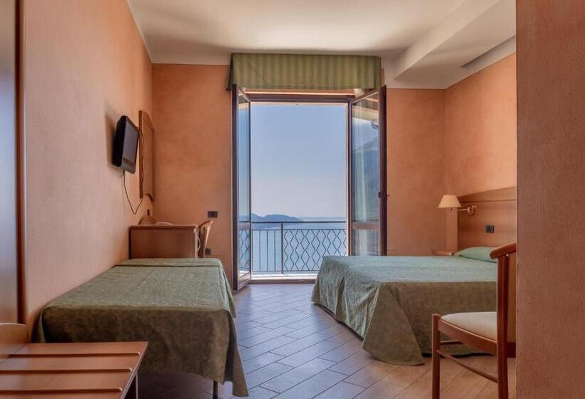 اتاق استاندارد با چشم‌انداز دریاچه, Park Hotel Zanzanù