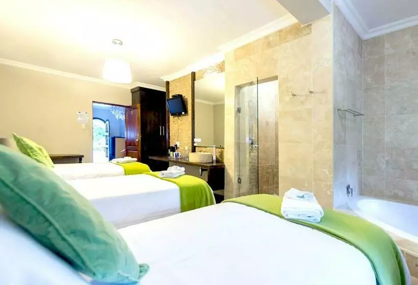 Deluxe Kolmen Hengen Huone, Or Tambo Guest House